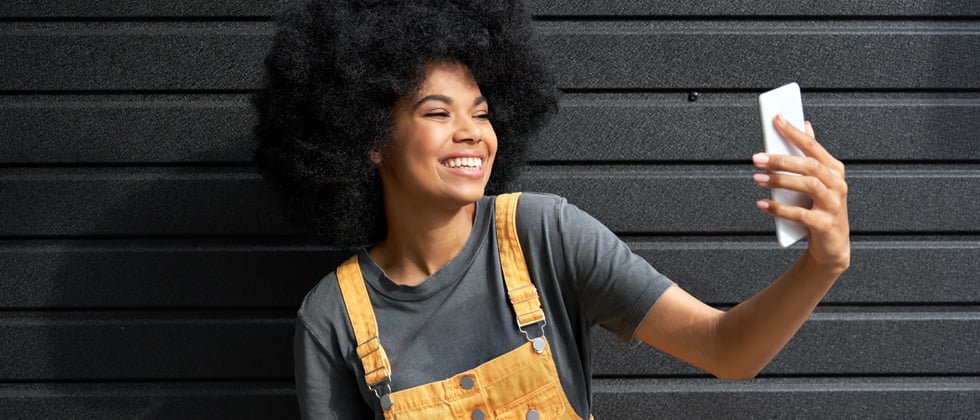 5 Must-have Photos for Your Dating Profile - A Guide for Girls