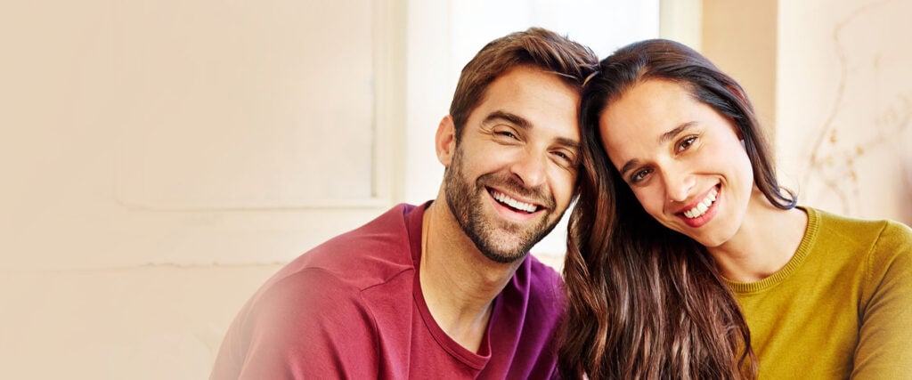 Casal cristão sorrindo para a câmera