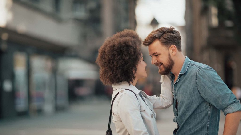 Namoro inter-racial simbolizado por um homem e uma mulher que se enfrentam e se apaixonam