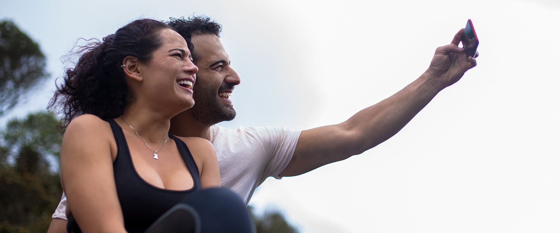 Man and woman take a selfie together as a symbol for dating dos and donts