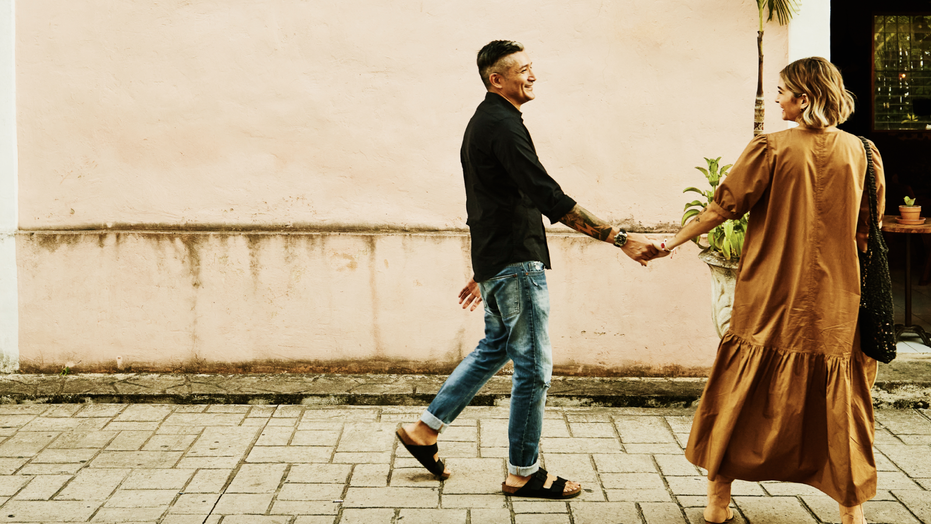 A man and a woman walking hand in hand as a symbol of Latin dating